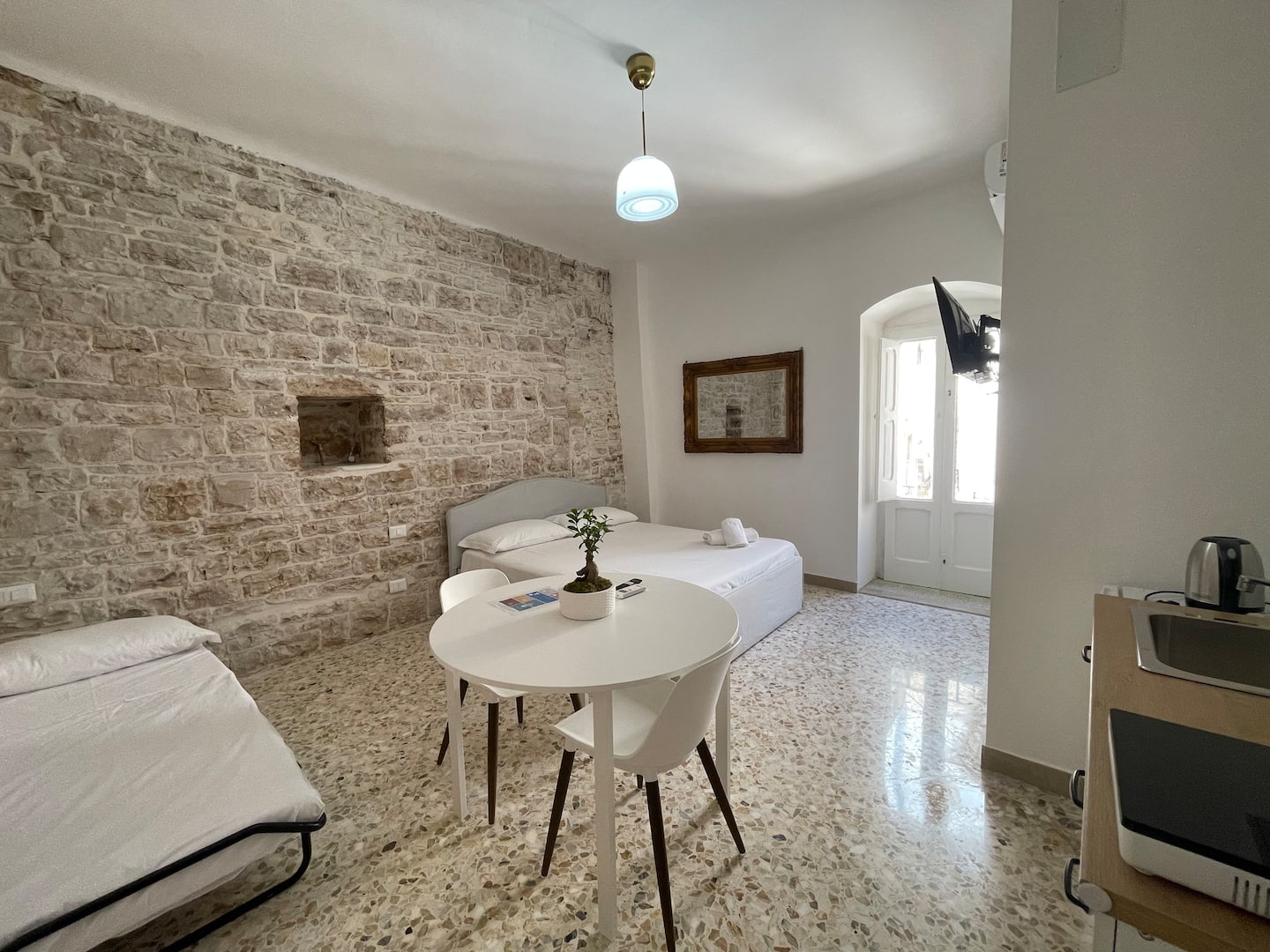 Pietra a vista e cucina al 2 piano di Casa Torre Normanna
